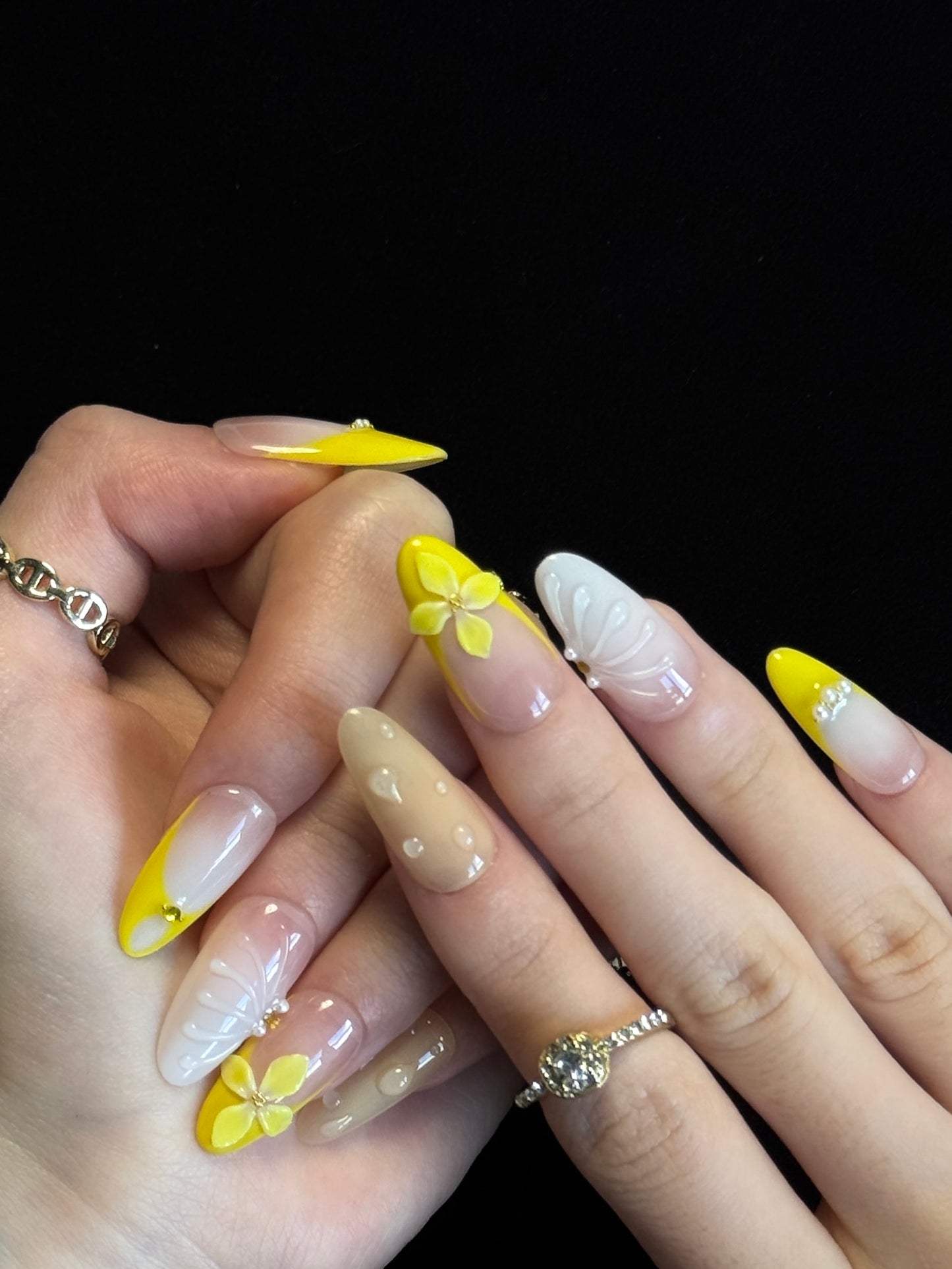 Lulou Vibrant Daisy 3D Yellow Floral Almond False Nails 10PCS REUSABLE Handmade Acrylic Press On Nails Trend 2025