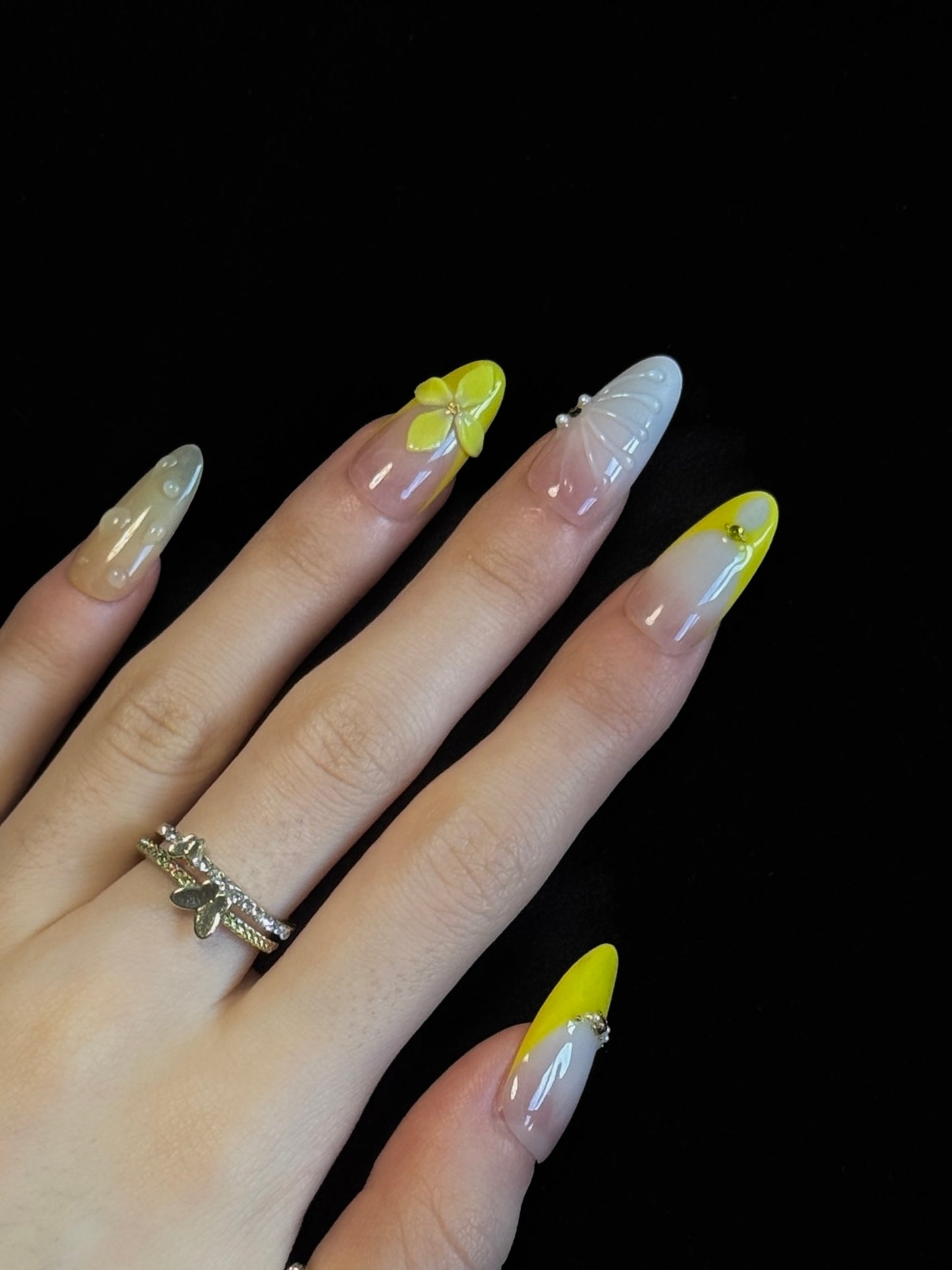 Lulou Vibrant Daisy 3D Yellow Floral Almond False Nails 10PCS REUSABLE Handmade Acrylic Press On Nails Trend 2025
