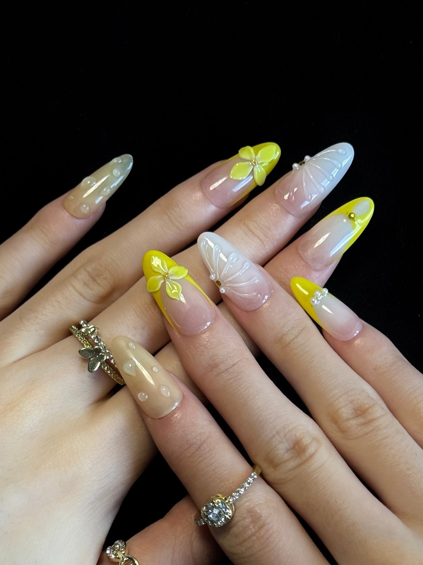Lulou Vibrant Daisy 3D Yellow Floral Almond False Nails 10PCS REUSABLE Handmade Acrylic Press On Nails Trend 2025