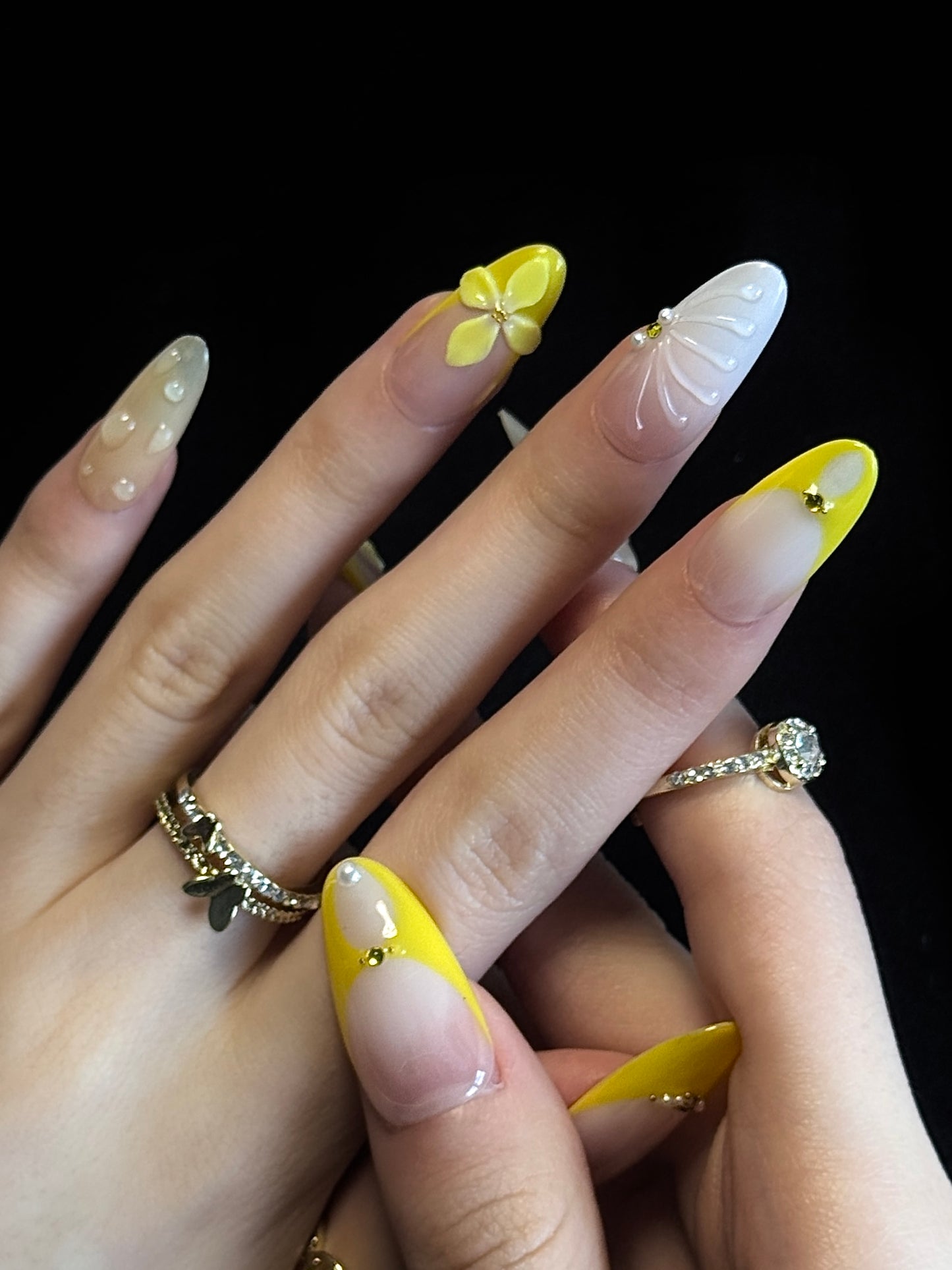 Lulou Vibrant Daisy 3D Yellow Floral Almond False Nails 10PCS REUSABLE Handmade Acrylic Press On Nails Trend 2025
