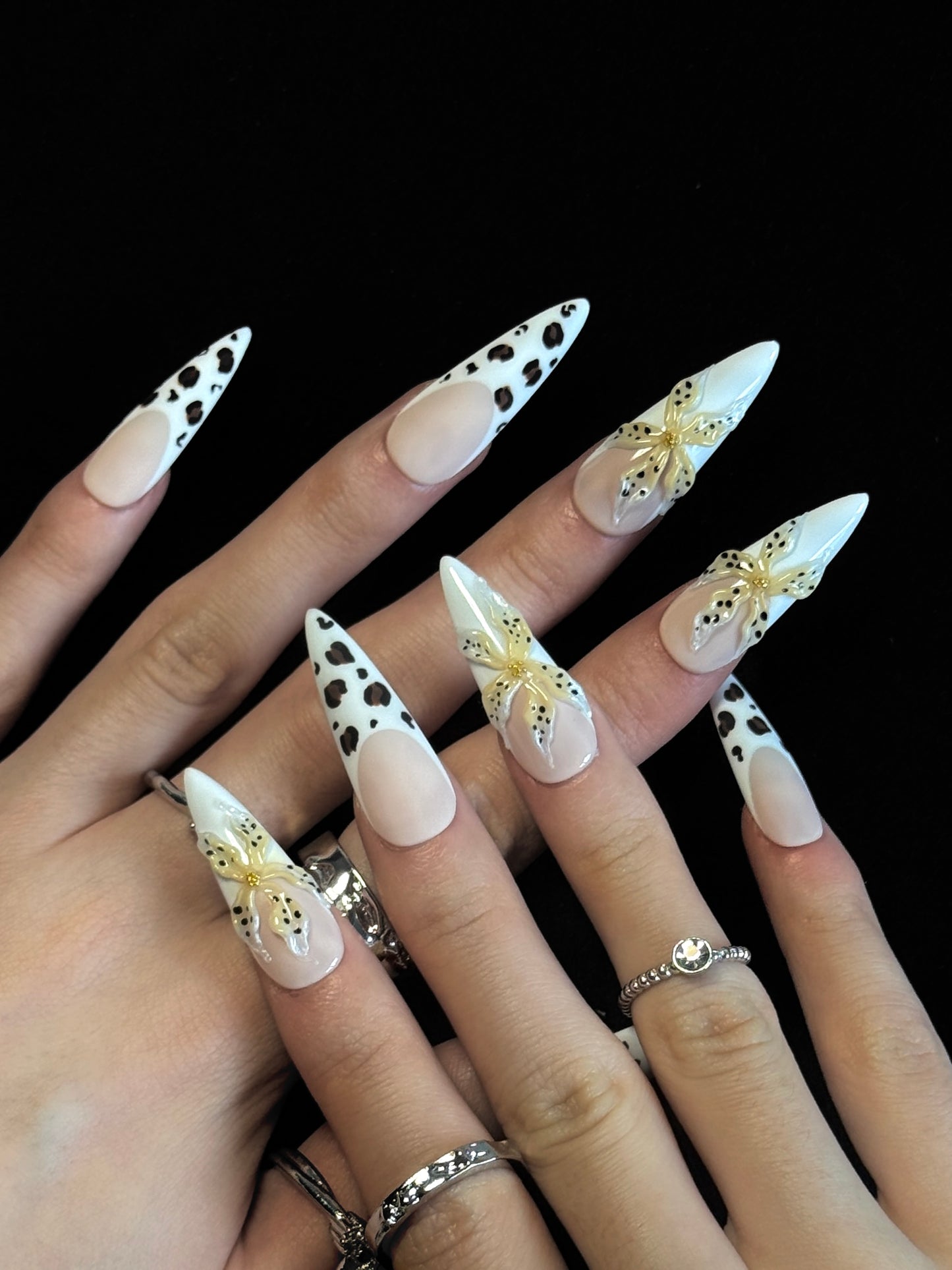 Lulou Daisy Tip Fall French Long Almond Press on Nails White Brown Nude 10PCS REUSABLE Handmade Acrylic Fake Nails Elegant Trend 2025