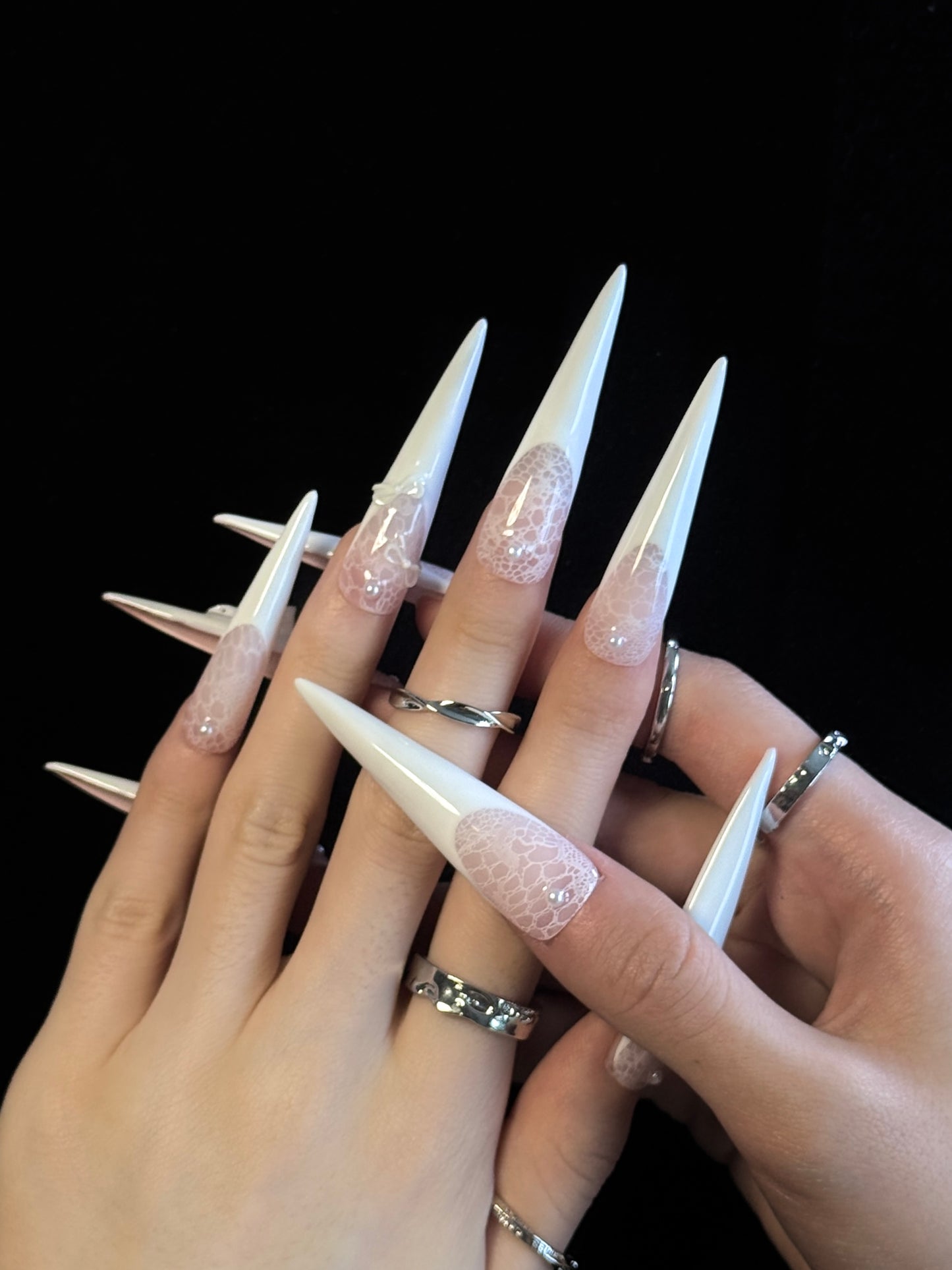 Lulou Balletcore Lace Long Stiletto Fake Nails White 10PCS REUSABLE Handmade Acrylic Press On Nails Elegant 3D Design Trend 2025