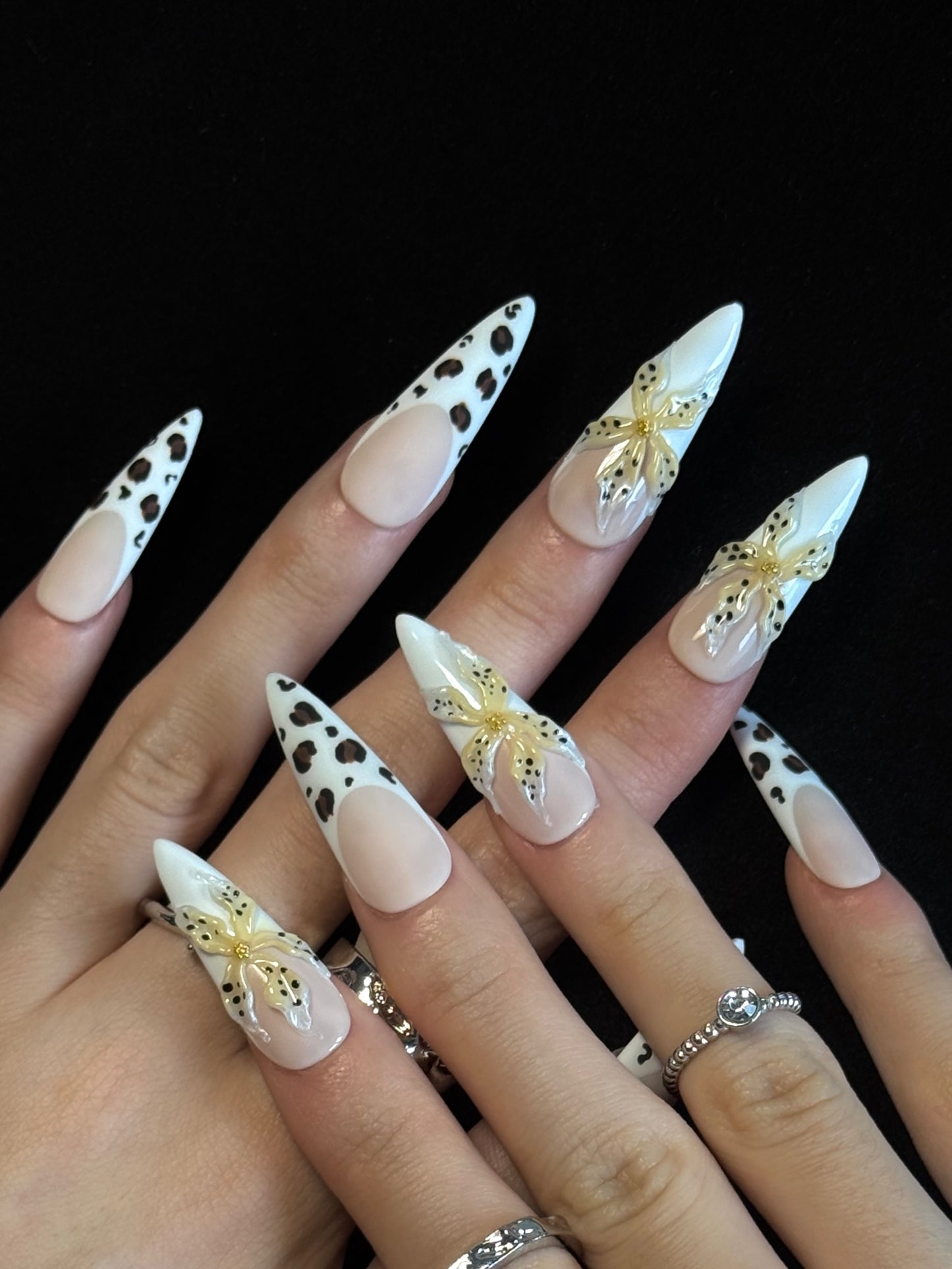 Lulou Daisy Tip Fall French Long Almond Press on Nails White Brown Nude 10PCS REUSABLE Handmade Acrylic Fake Nails Elegant Trend 2025