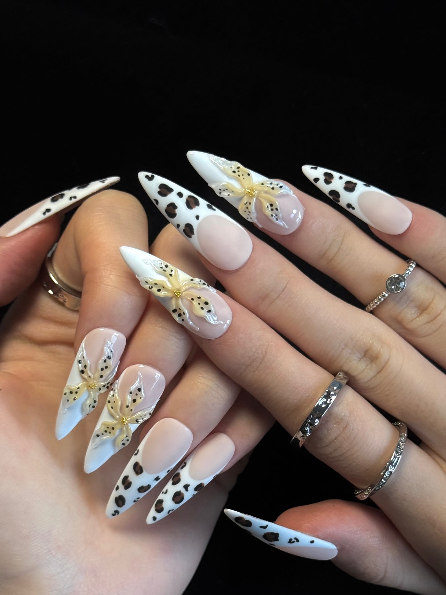 Lulou Daisy Tip Fall French Long Almond Press on Nails White Brown Nude 10PCS REUSABLE Handmade Acrylic Fake Nails Elegant Trend 2025