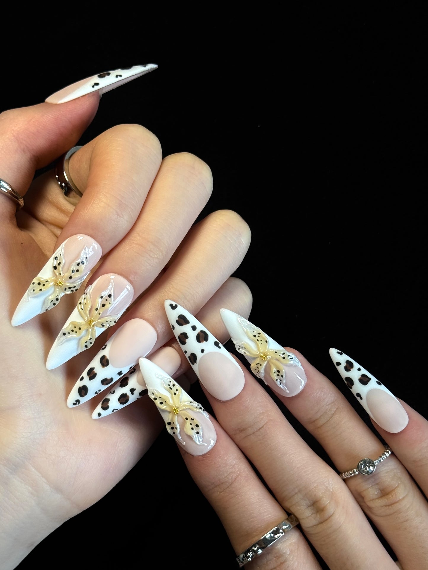 Lulou Daisy Tip Fall French Long Almond Press on Nails White Brown Nude 10PCS REUSABLE Handmade Acrylic Fake Nails Elegant Trend 2025