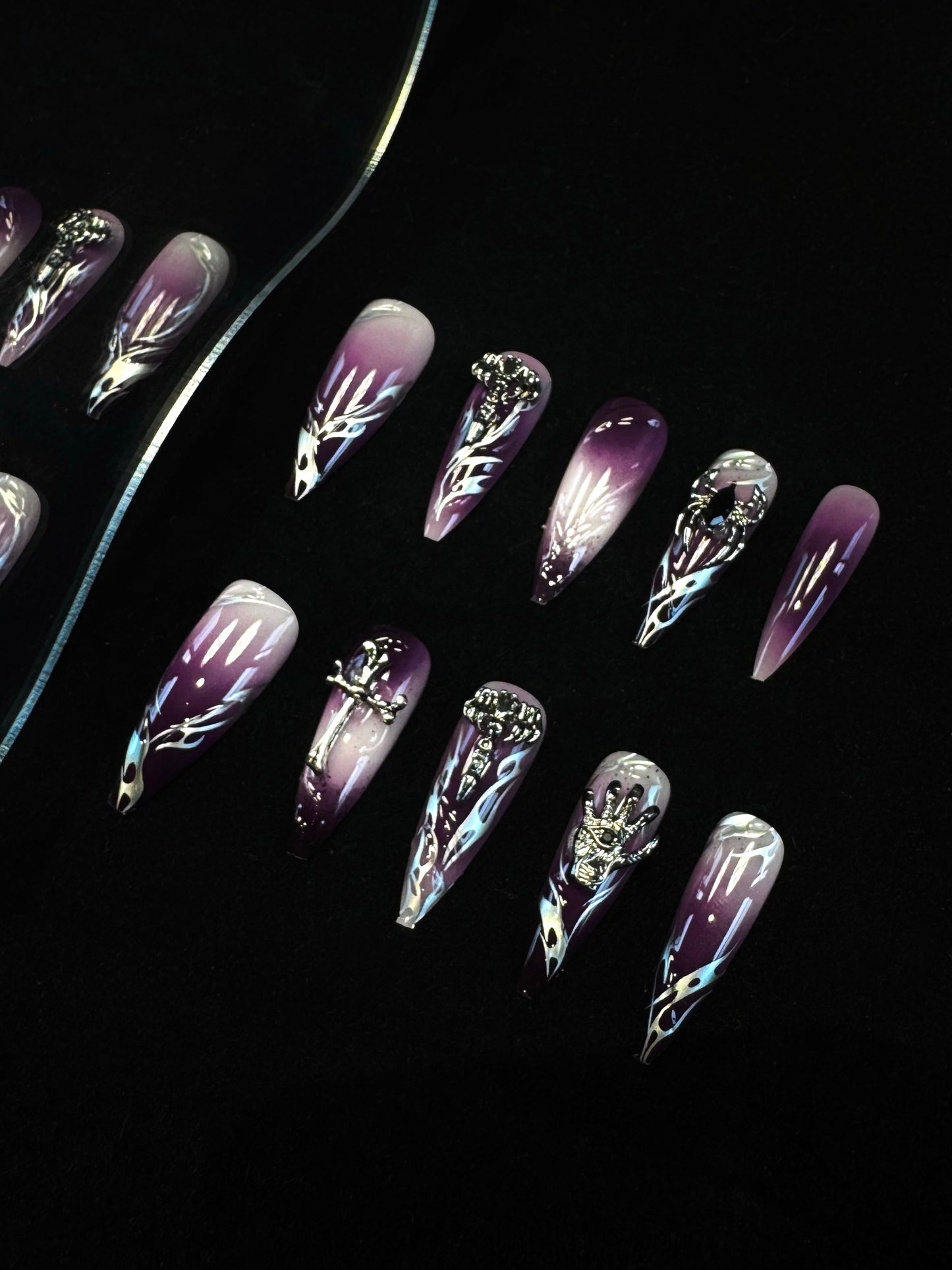 Lulou Witching Hour Glaws Long Pointed Press on Nails Dark Red Black Glow 24PCS REUSABLE Acrylic Fake Nails Silver Black 3D Halloween Charms Halloween Trend 2025