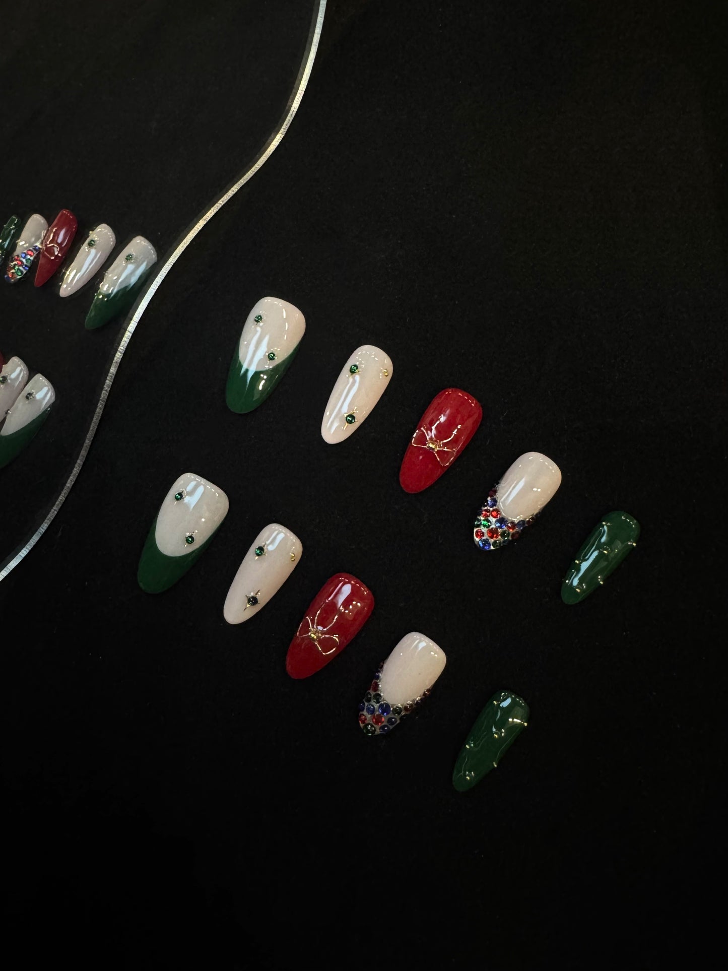 Lulou Berry Noel Long Oval Press On Nails Red Green Contrast Color Diamond Bow Embellishment Handmade Acrylic 10PCS Christmas Winter Holiday Trend 2025