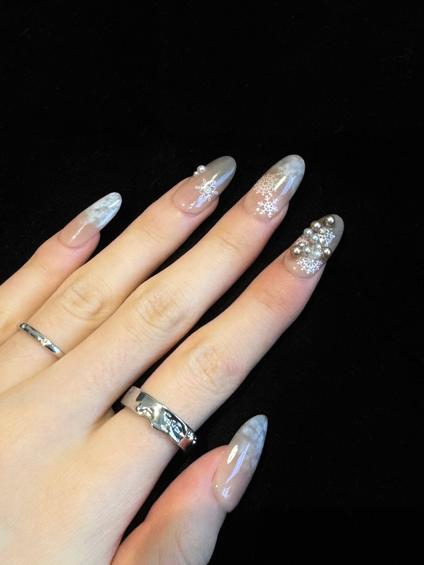 Lulou Pearl ice Princess Long Oval Press On Nails Snowflake Pearl Embellishment Handmade Acrylic 10PCS Christmas Winter Holiday Trend 2025