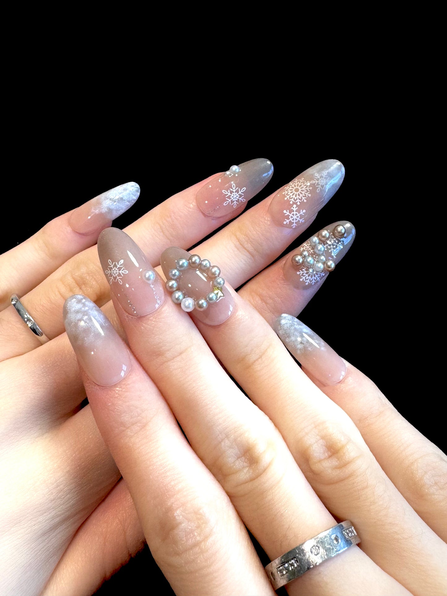 Lulou Pearl ice Princess Long Oval Press On Nails Snowflake Pearl Embellishment Handmade Acrylic 10PCS Christmas Winter Holiday Trend 2025