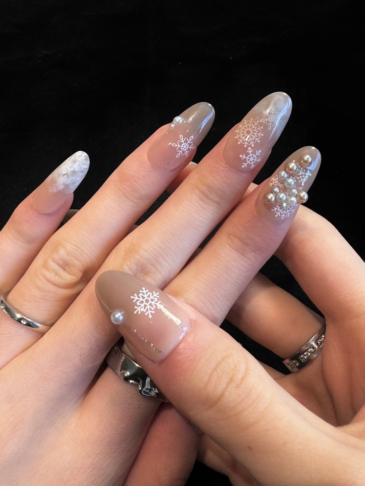Lulou Pearl ice Princess Long Oval Press On Nails Snowflake Pearl Embellishment Handmade Acrylic 10PCS Christmas Winter Holiday Trend 2025